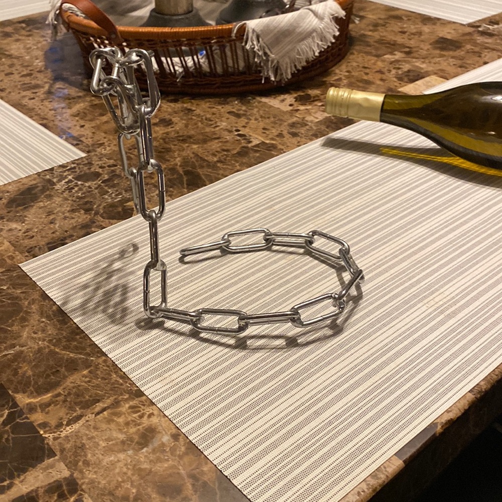 Chain link illusion wine bottle holder